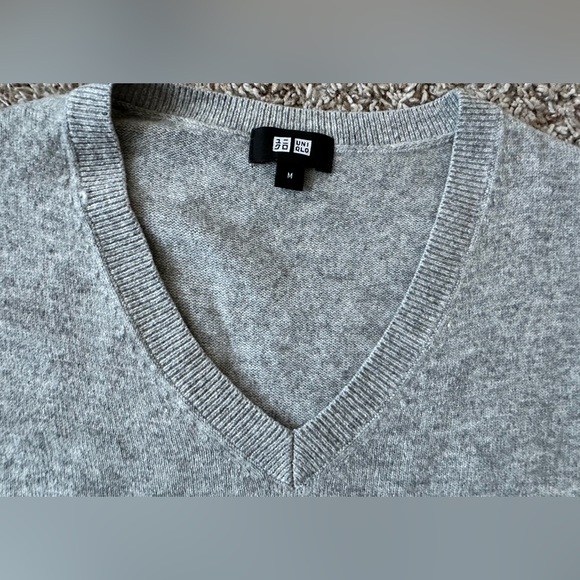 UNIQLO wool and silk V-neck sweater, size M, light grey - Picture 3 of 8